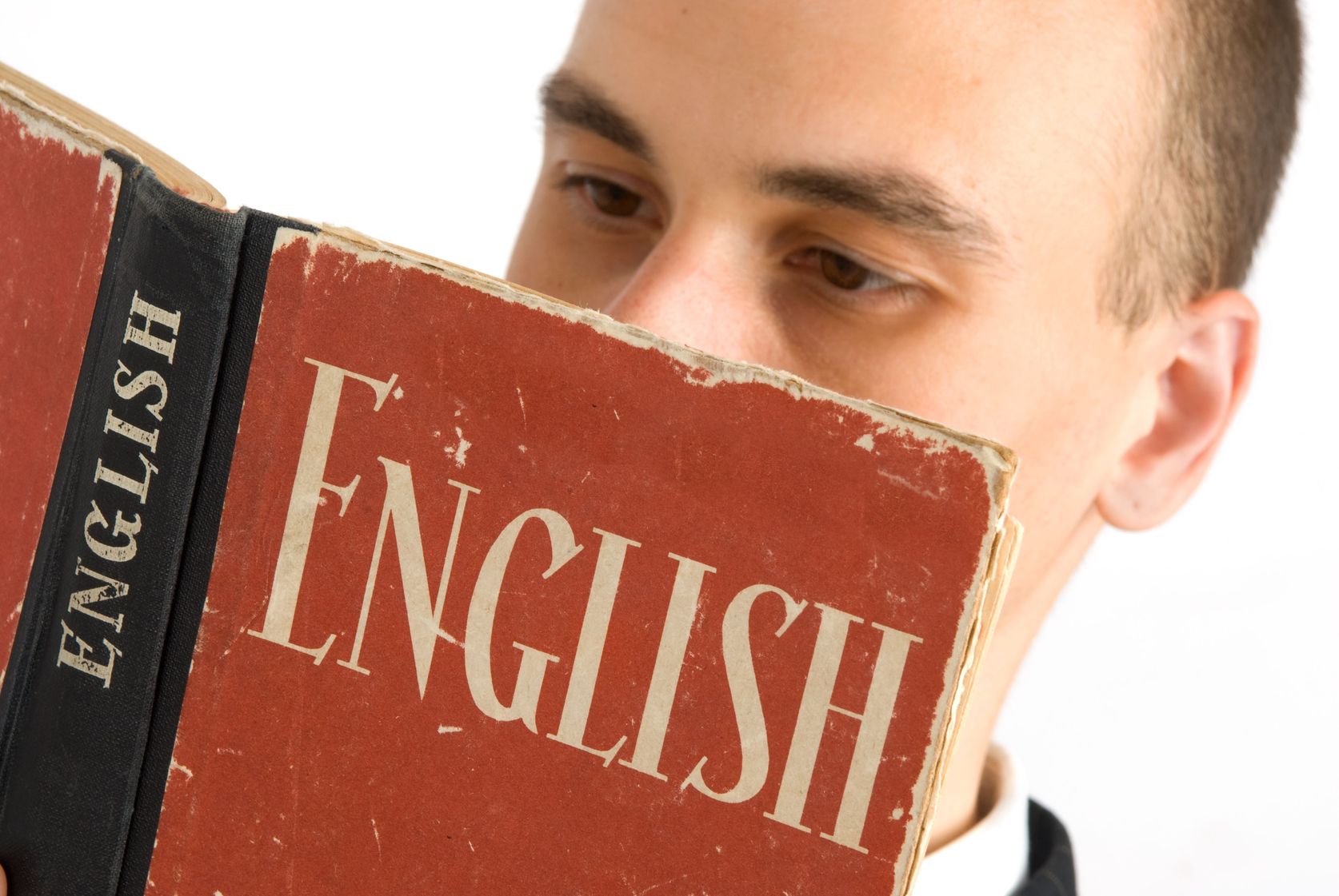 Человек изучающий литературу. Мужчина с учебником английского. Человек учит английский. Книги на английском. Мужчина учит английский.